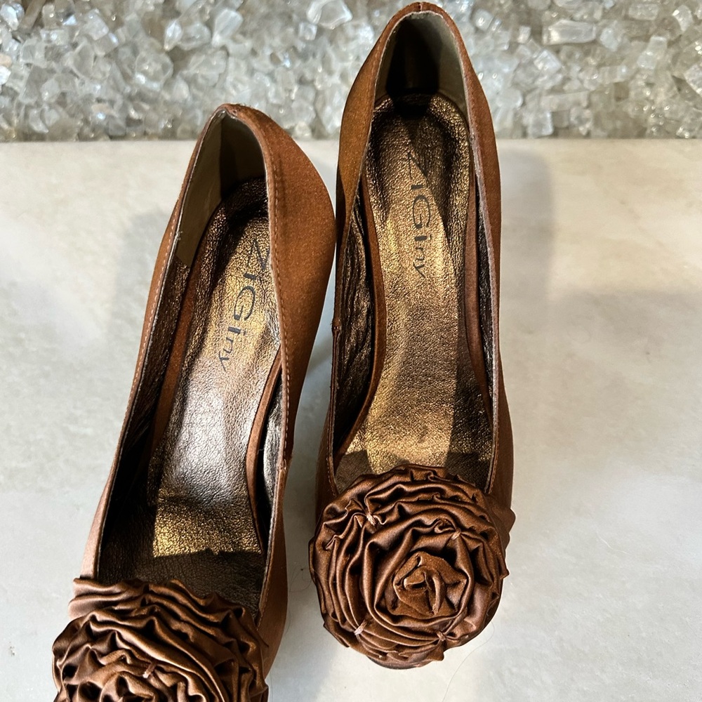 Brown High Heel Shoes with Decorative Rosette and Classic Pump Design
